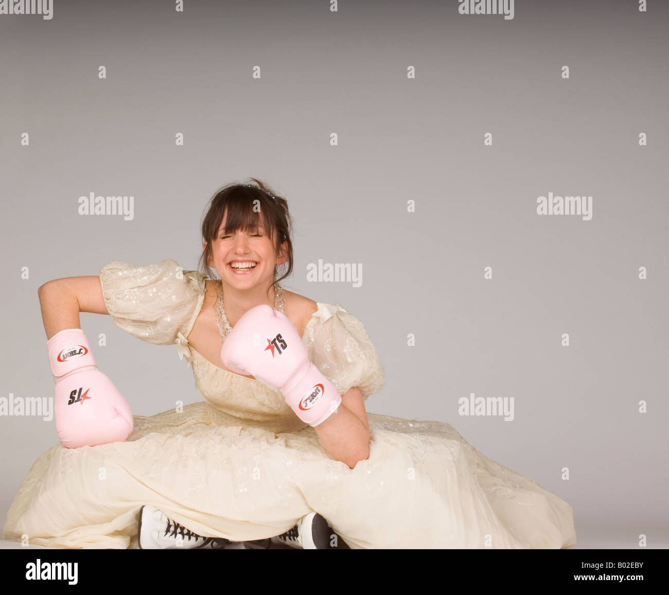 Eine Braut trägt rosa Boxhandschuhe in einen unbeschwerten Blick auf Eheverträge und heiraten. Bild von Jim Holden. Stockfoto