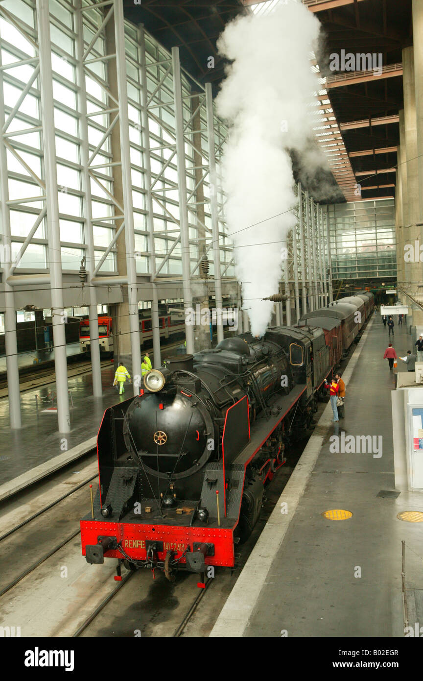 Eisenbahn, Lokomotive, Bahn, Zug, Spanien, Madrid, Eisenbahn, Erdbeer-Zug, Aranjuez, Tipycal, Atocha Station, Transport, Trav Stockfoto