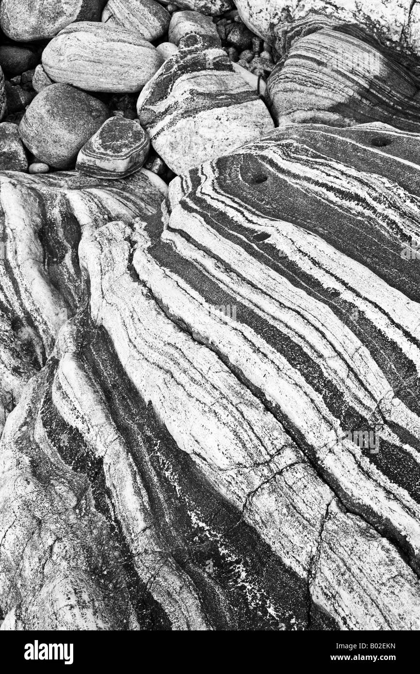 Geschwungene Felsen Formen bestehend aus Quarz und Granit auf der westlichen Küste von South Uist in der Nähe von Tobha Mor in Schottland Stockfoto