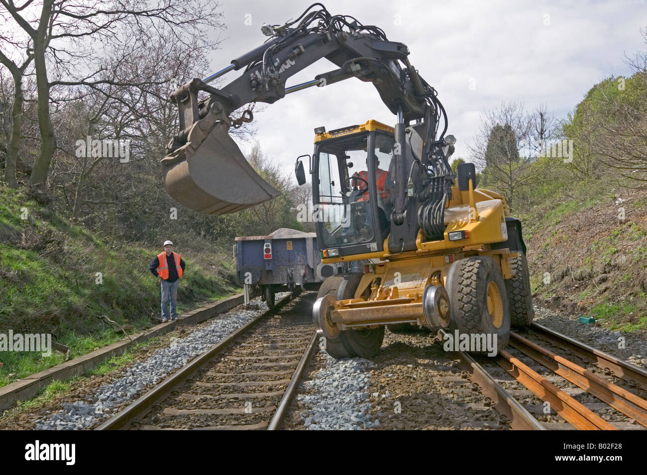 Spezialist für Auftragnehmer mit Zweiwege-Fahrzeuge zu pflegen und zu ersetzen veraltete Track Komponenten auf einer belebten Schienennetz. Stockfoto