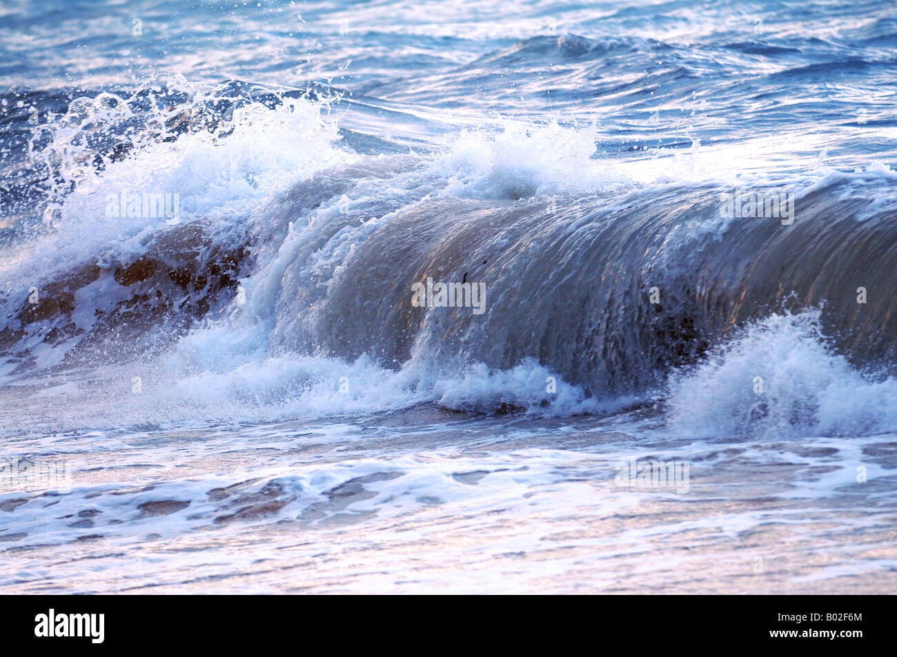 Grosse brechenden Welle im stürmischen Ozean Stockfoto