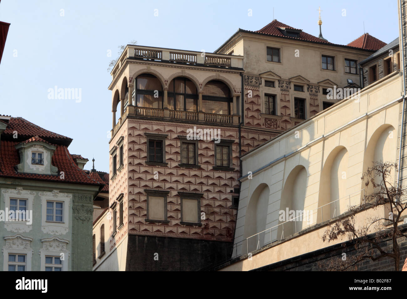 Palais Schwarzenberg aus Nerudova Straße unten gesehen Stockfoto