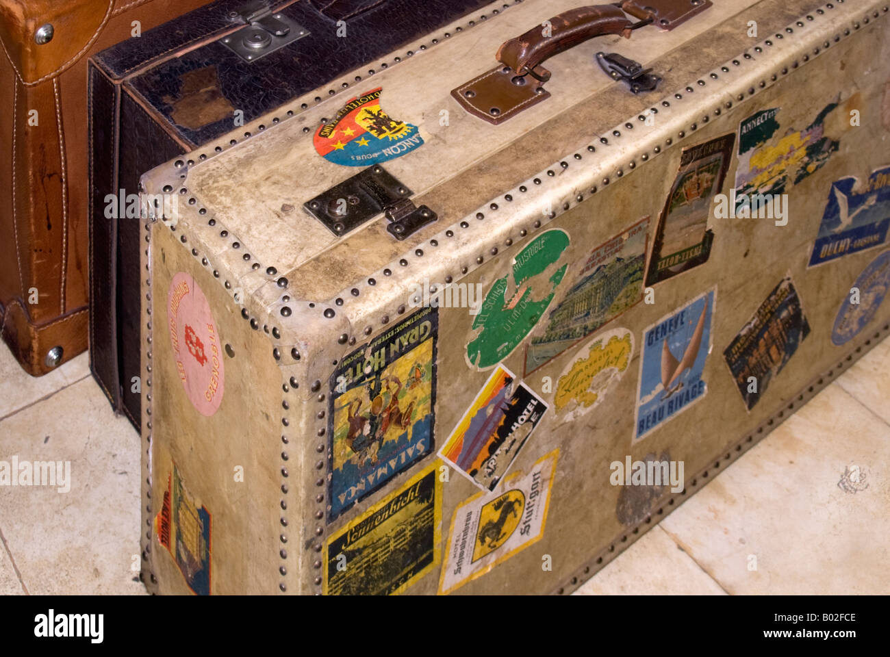 Alte Koffer mit bunten Hotel Aufkleber ca. 1910 bis 1940 Stockfoto