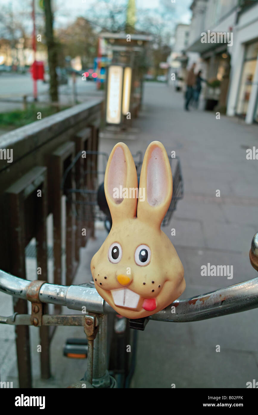 Hasenkopf am Lenker des alten Fahrrad Stockfoto