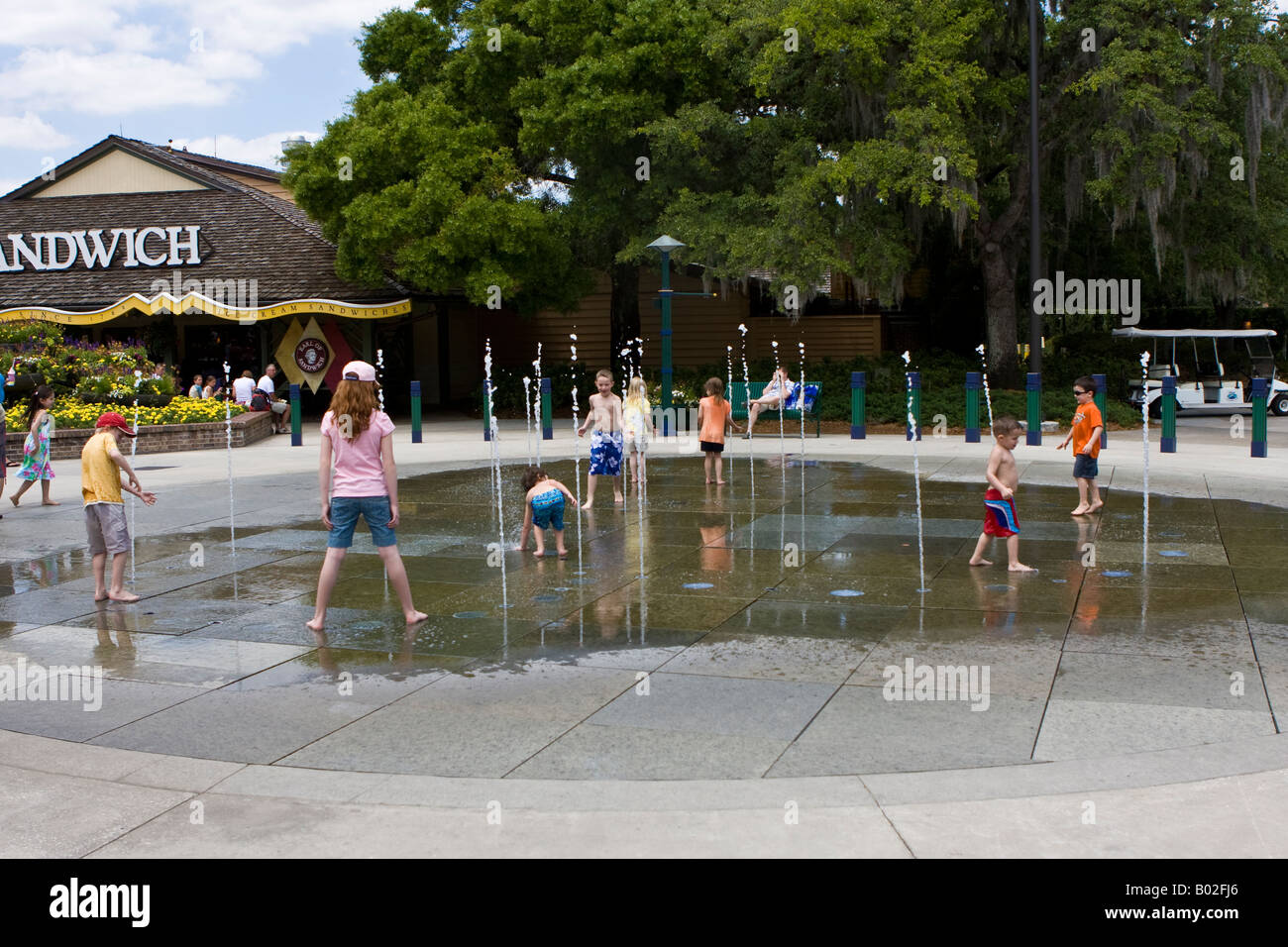 Kinder spielen im Wasser Brunnen Ausstellung im Downtown Disney Marketplace in Orlando Florida USA Stockfoto