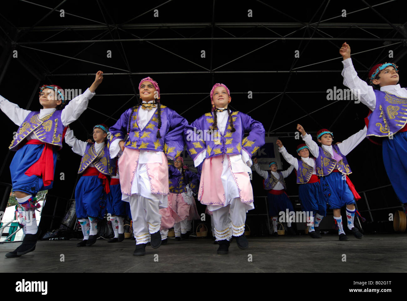 TÜRKISCHE SCHOLL LONDON DURCHFÜHRUNG GEHT TANZ AUF DER BÜHNE Stockfoto
