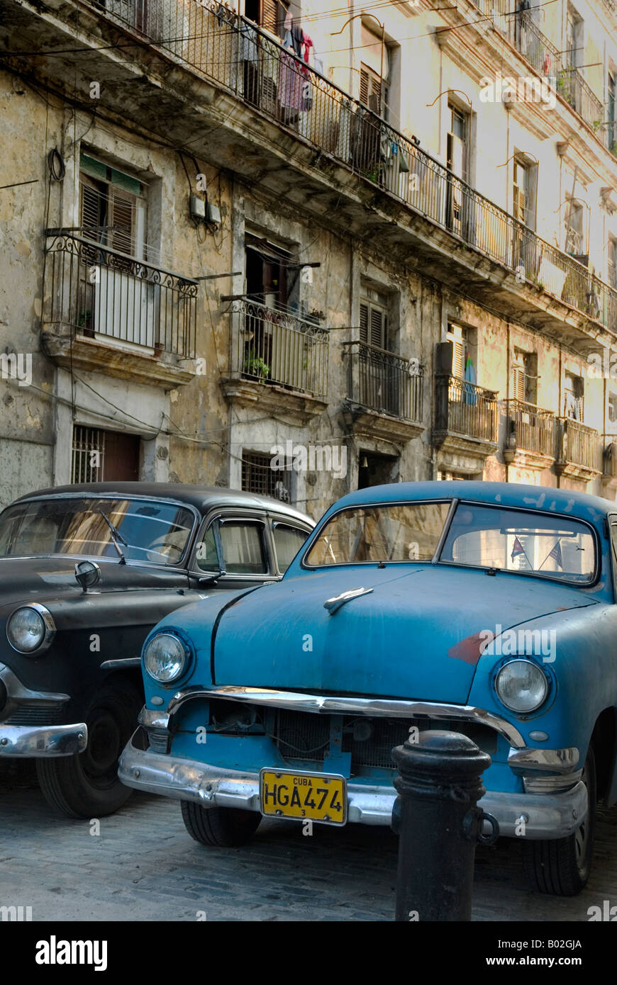Straße in der Altstadt von Havanna, Kuba, mit ein paar Oldtimer. Stockfoto