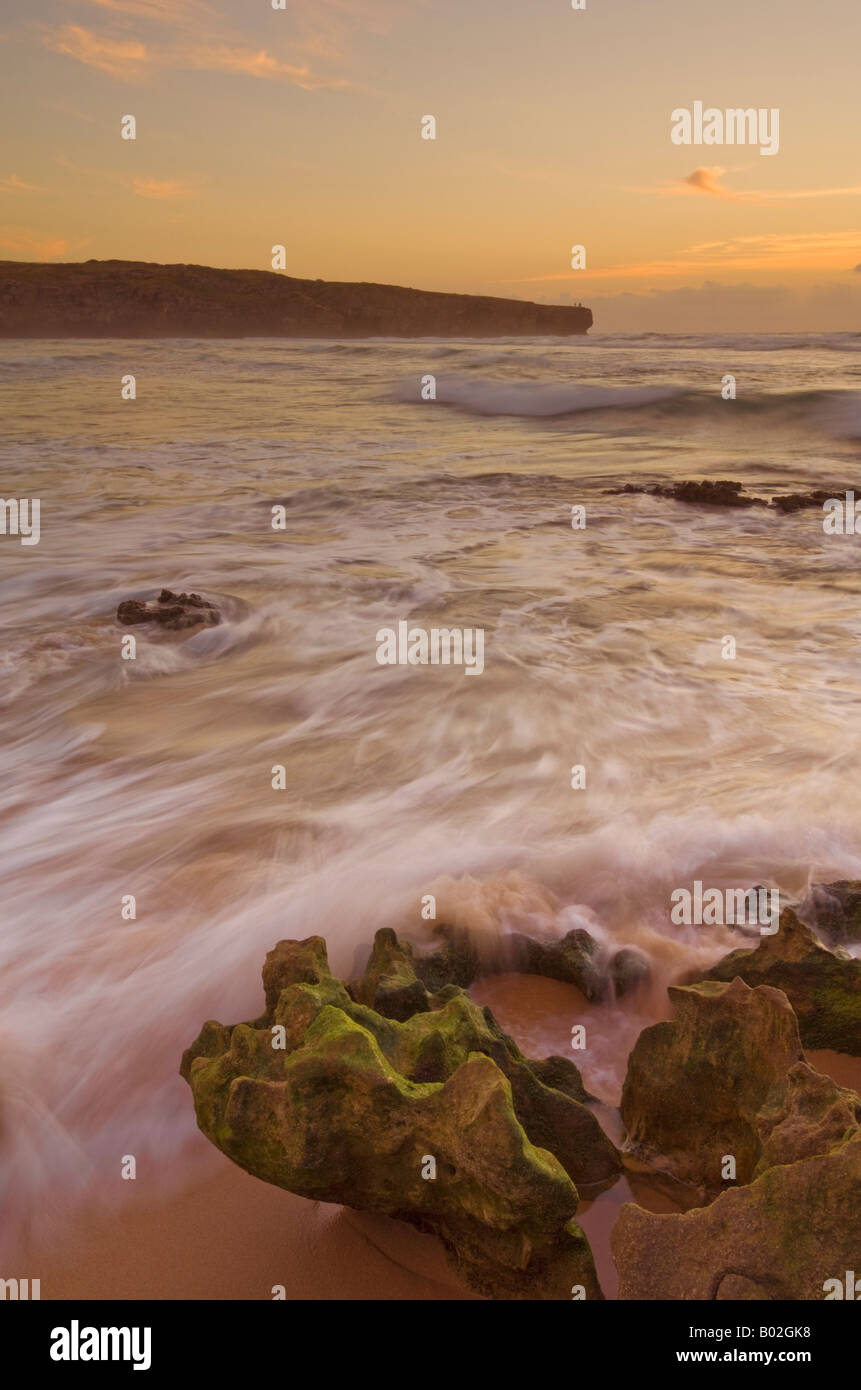 Sonnenuntergang mit verschwommenes milchiges Wasser mit Flut Amoeira Strand in der Nähe von Alejezur Westküste Algarve Costa Vincentina Portugal EU Stockfoto
