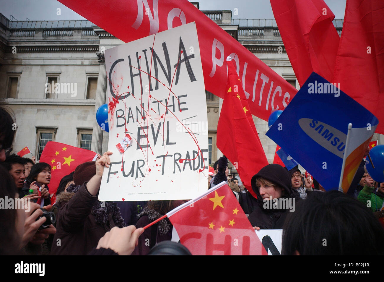 Nachweis gegen den Pelzhandel in China während der Olympischen Spiele-Feier in Trafalgar Square in London Stockfoto