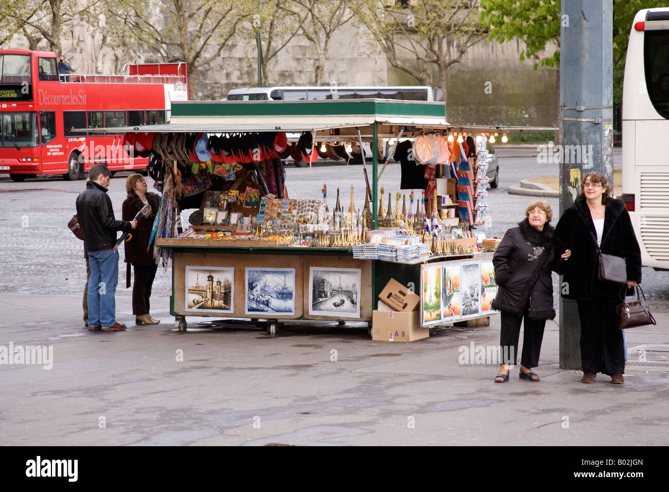 Souvenir-Stall in der Nähe von Eiffelturm Paris Frankreich. Stockfoto