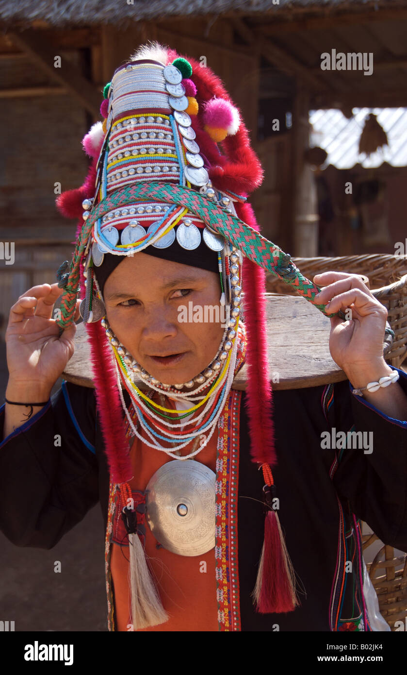 Aka Hügel Stamm Frau mit Korb Provinz Chiang Rai Thailand Stockfoto