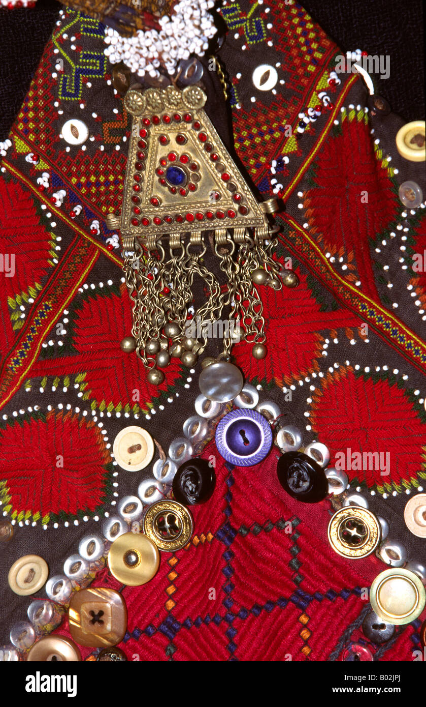 Indien Gujerat Handwerk Detail des Kindes Perlen zugeknöpft und bestickte Mütze aus Grenzdorf Stockfoto