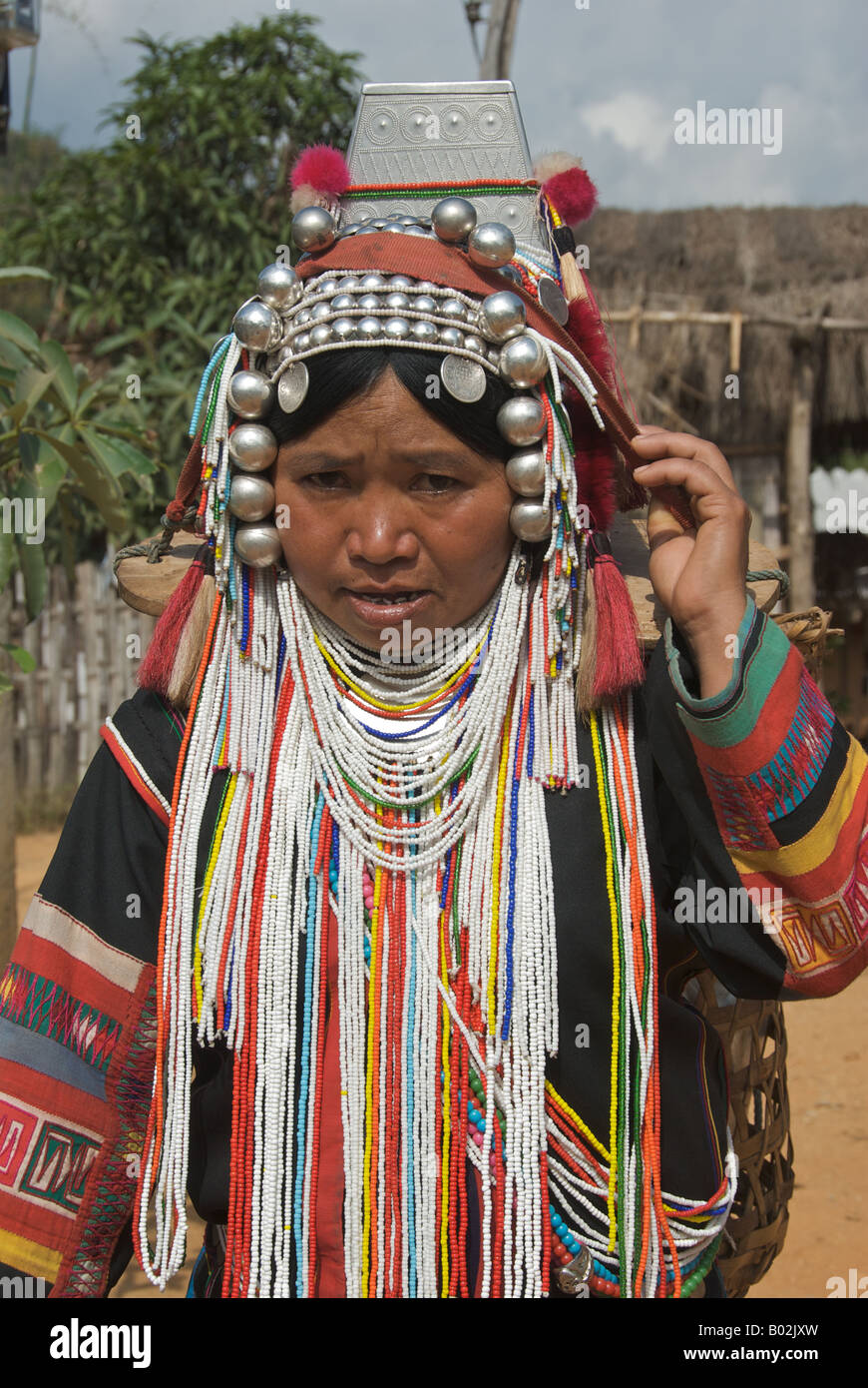 Porträt Akha Hügel Stamm Frau mit Korb Provinz Chiang Rai Thailand Stockfoto