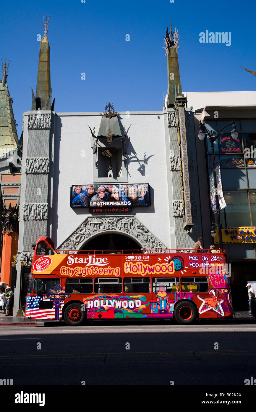 Tour-Bus vor Grauman Chinese Theater Hollywood Los Angeles County California Vereinigte Staaten von Amerika Stockfoto