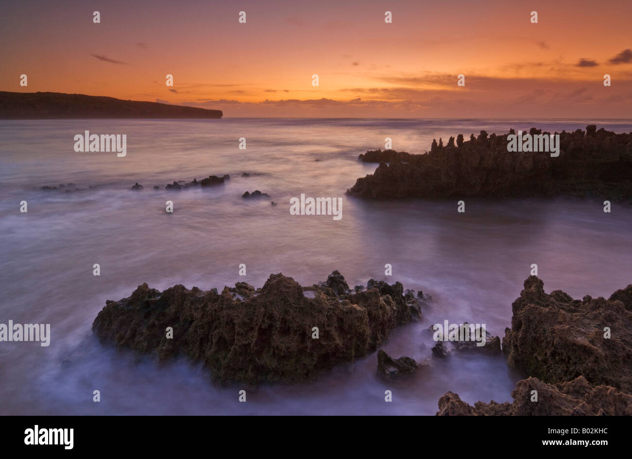 Aljezur Sonnenuntergang mit verschwommenem milchigem Wasser mit eingehender Flut Amoeira Strand in der Nähe von Aljezur Portugal Westküste Algarve Costa Vincentina Portugal EU Stockfoto