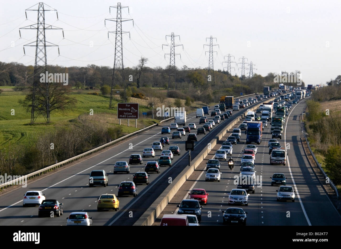 M25 in der Nähe von J17 Southbound zeigt fließende Gebirgspässe Verkehr und Strom Pylonen, die ho Rizon Stockfoto