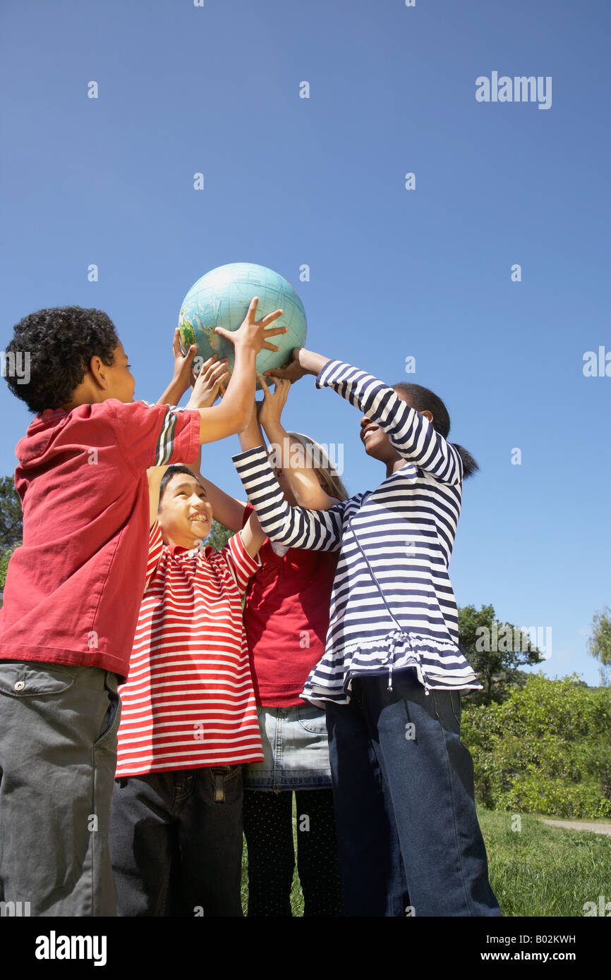 Multi-ethnischen Kinder Globus holding Stockfoto