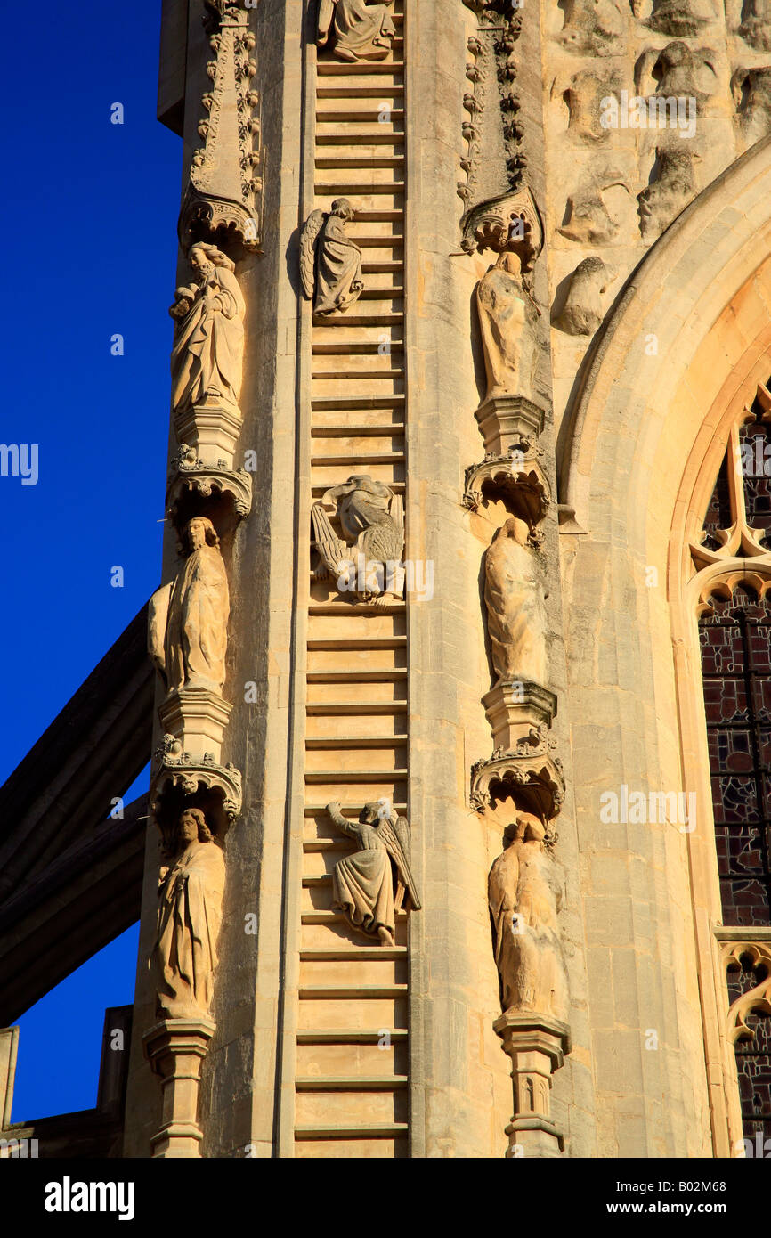 Detail der Westseite der Abtei von Bath, Jacob's Ladder, die gerechten Auffahrt in den Himmel. Badewanne, Somerset, England Stockfoto