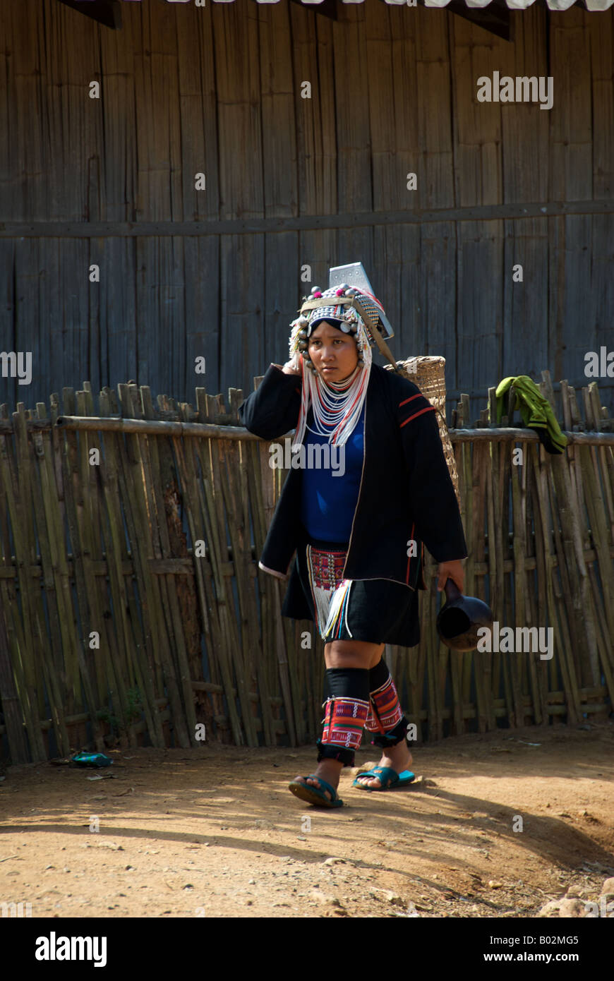 Akha Hügel Stamm Frau mit Korb Provinz Chiang Rai Thailand Stockfoto