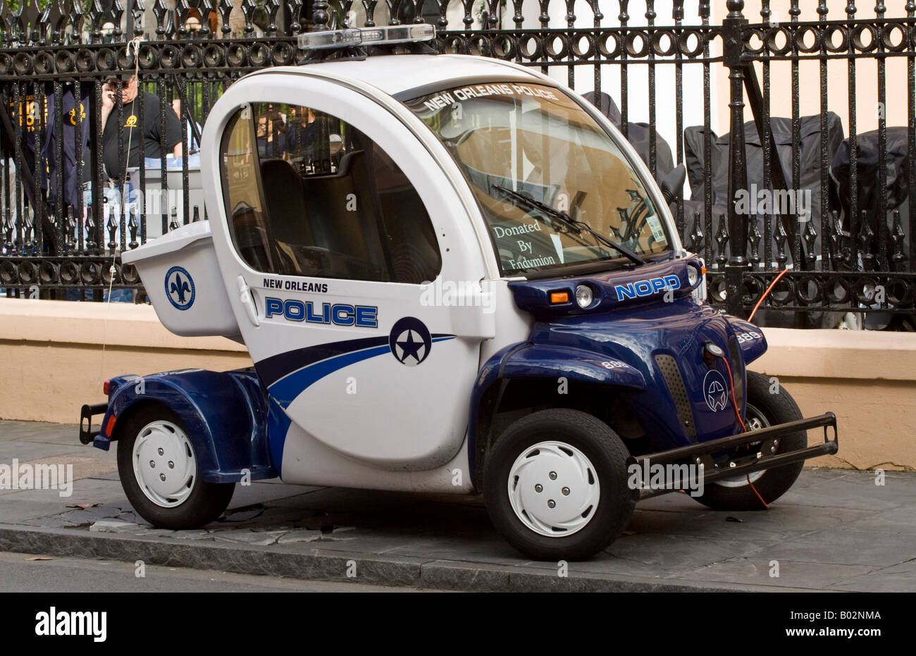 Mini-Elektro-Auto verwendet durch NOPD Aufladen auf Bürgersteig Stockfoto