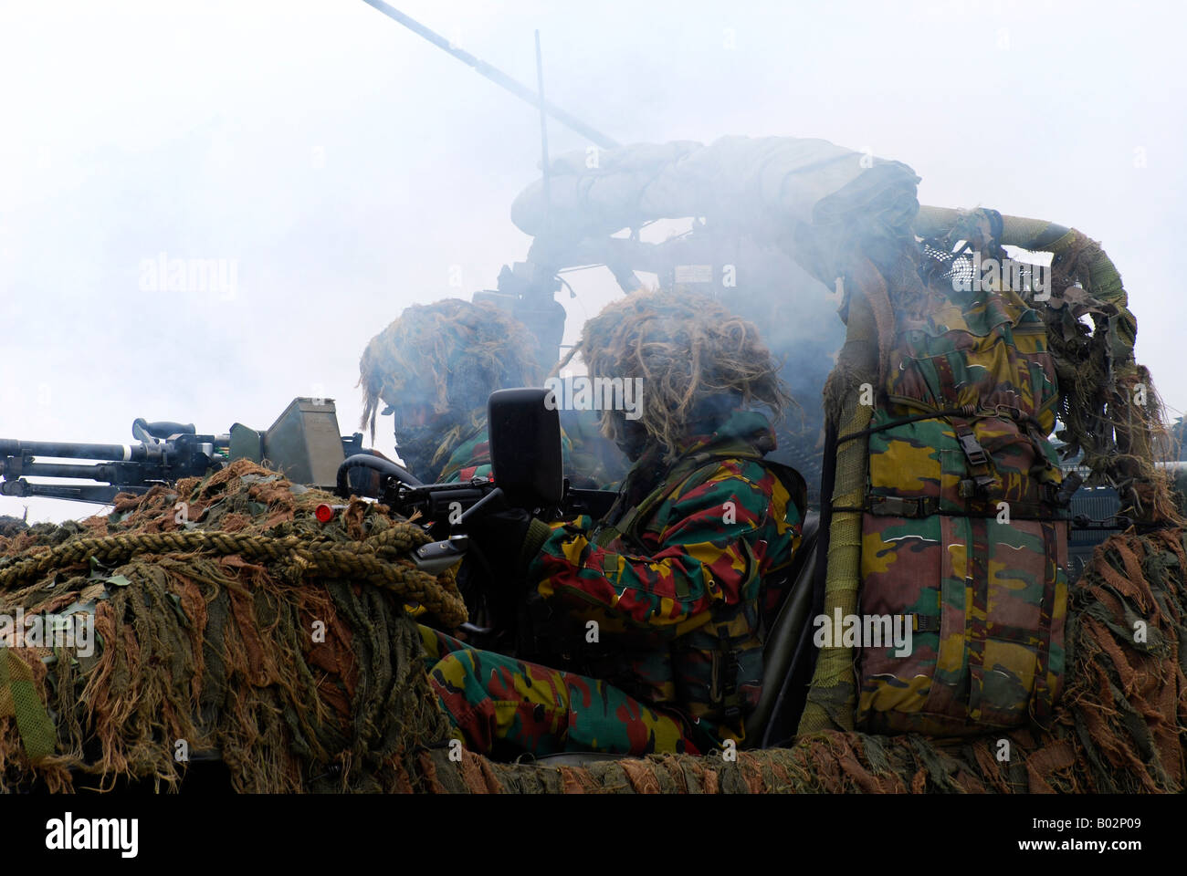 Recce oder Scout Team der belgischen Armee in Aktion unter einem Rauch-Vorhang. Stockfoto