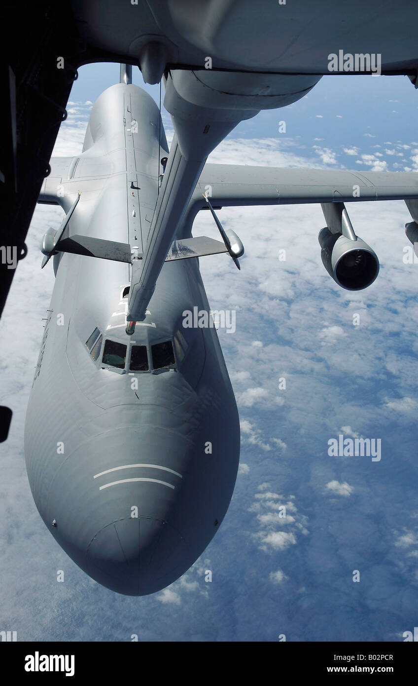 Eine KC-10 Extender Vorbereitung einer c-5 Galaxy zu tanken. Stockfoto Eine KC-10 Extender Vorbereitung einer c-5 Galaxy zu tanken. Stockfoto