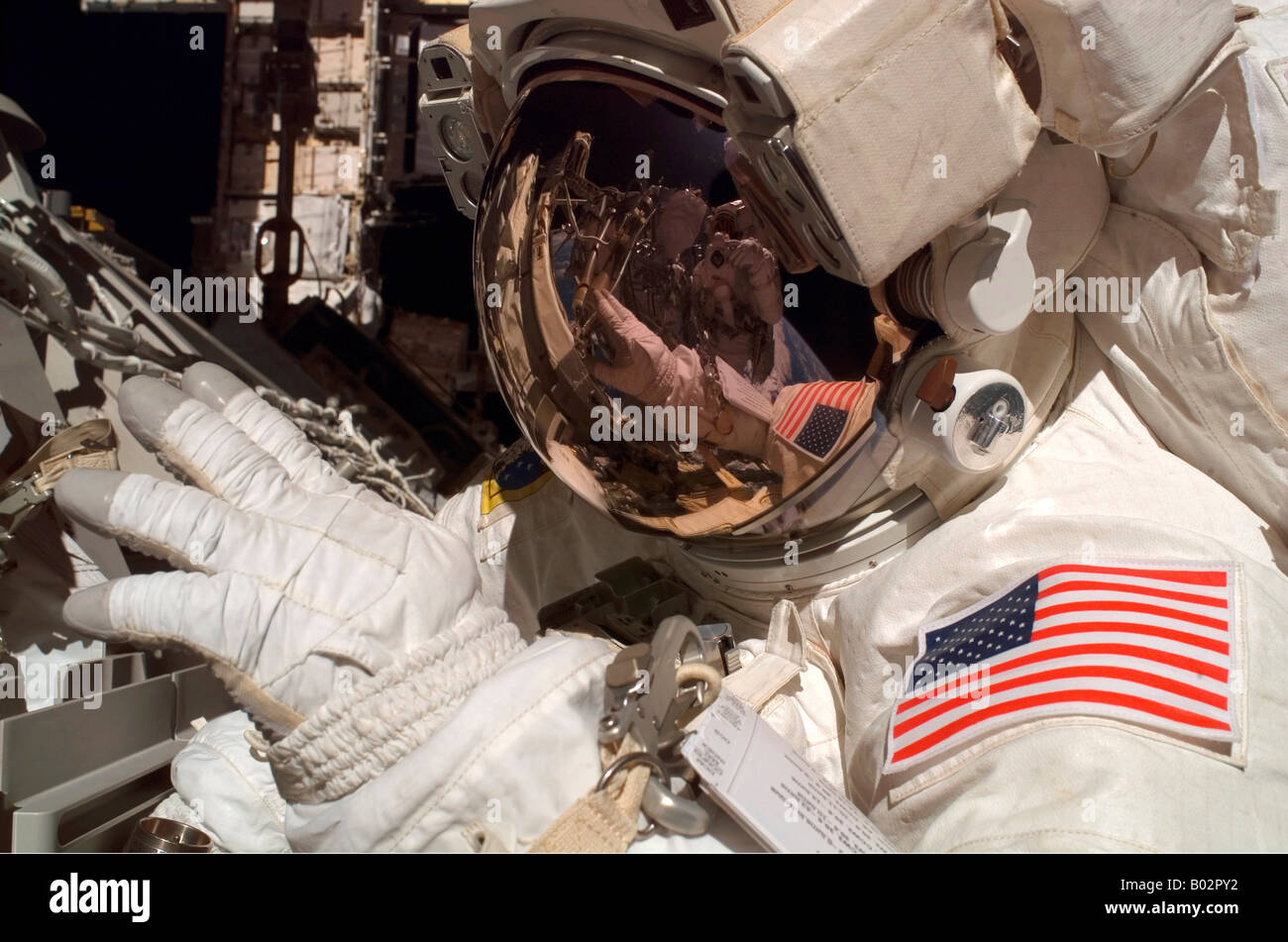 Nahaufnahme der Helmvisier und Raumanzug eines Astronauten während einen Weltraumspaziergang. Stockfoto