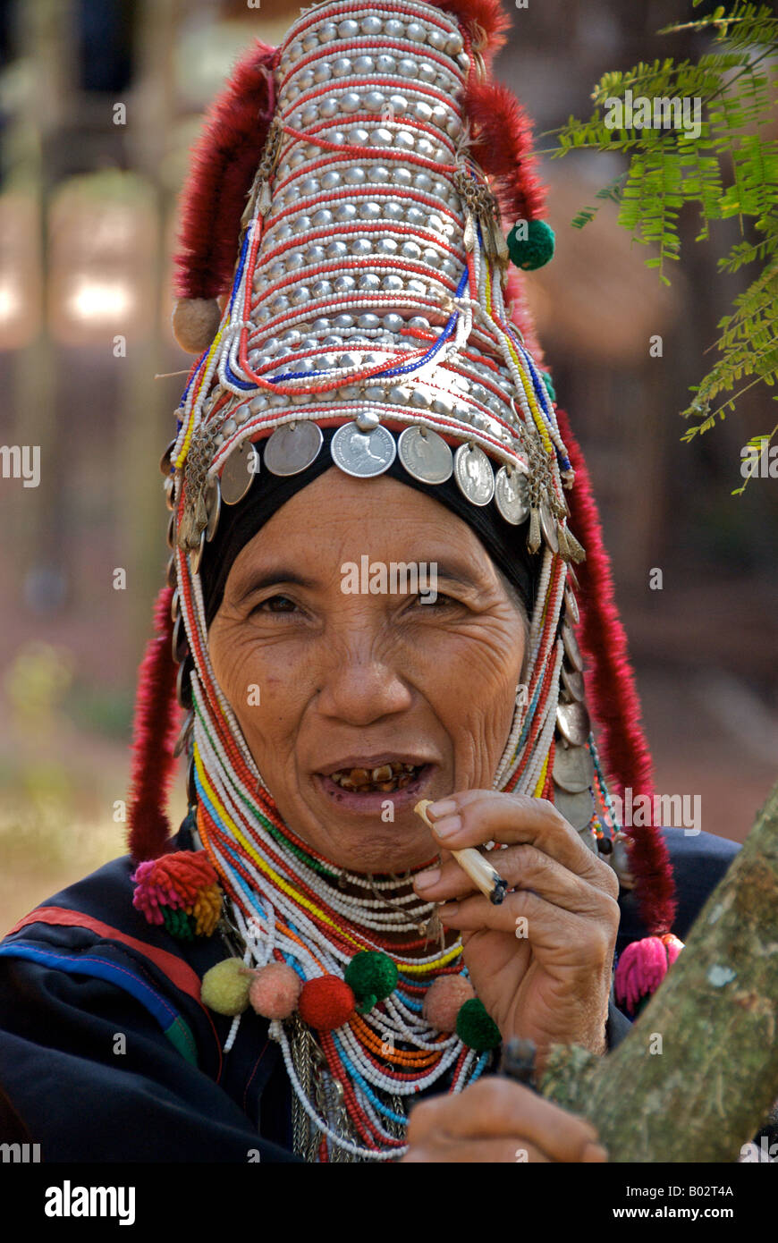 Porträt Elderley rot Akha Hügel Stamm Frau raucht eine Zigarette Chiang Rai Provinz Nord-Thailand Stockfoto