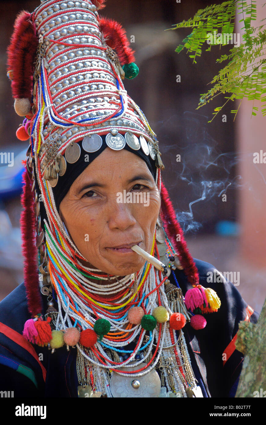 Porträt Elderley rot Akha Hügel Stamm Frau raucht Chiang Rai Provinz Nord-Thailand Stockfoto