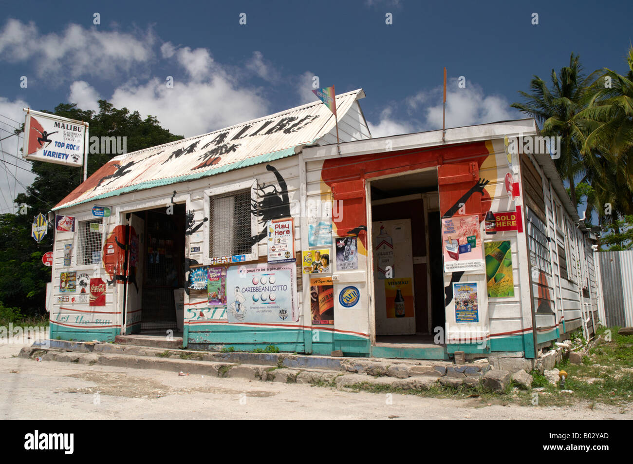 Eine typische bunte Rum Shop in St Lawrence Gap, Barbados Stockfoto