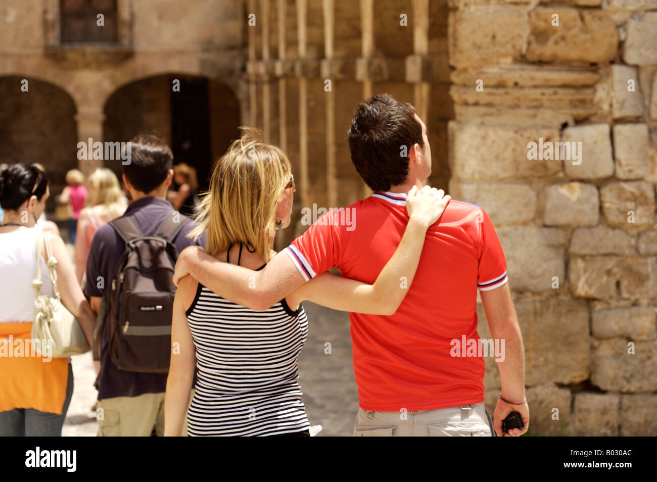 Touristen-paar In der Altstadt von Ibiza Stockfoto