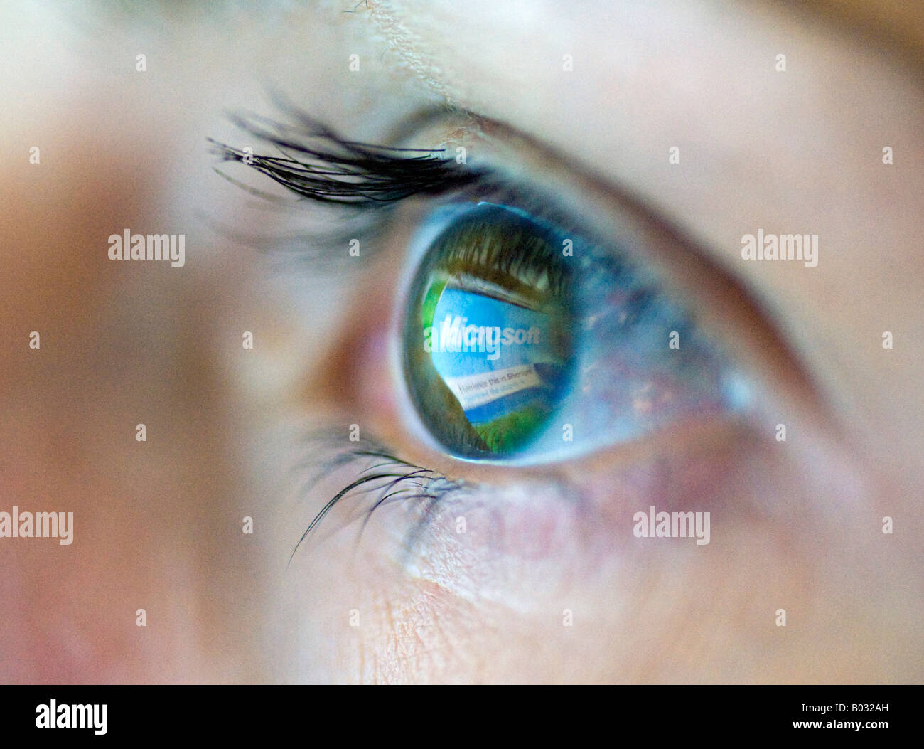 Logo der Microsoft Software Company vom Computer auf Frau s Auge 2008 wider Stockfoto
