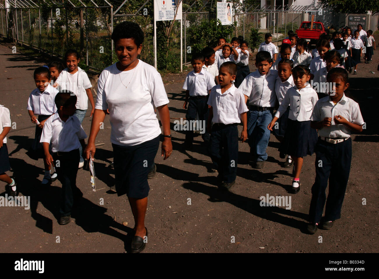 Schülerinnen und Schüler und Lehrer auf der Insel Ometepe in nicaragua Stockfoto