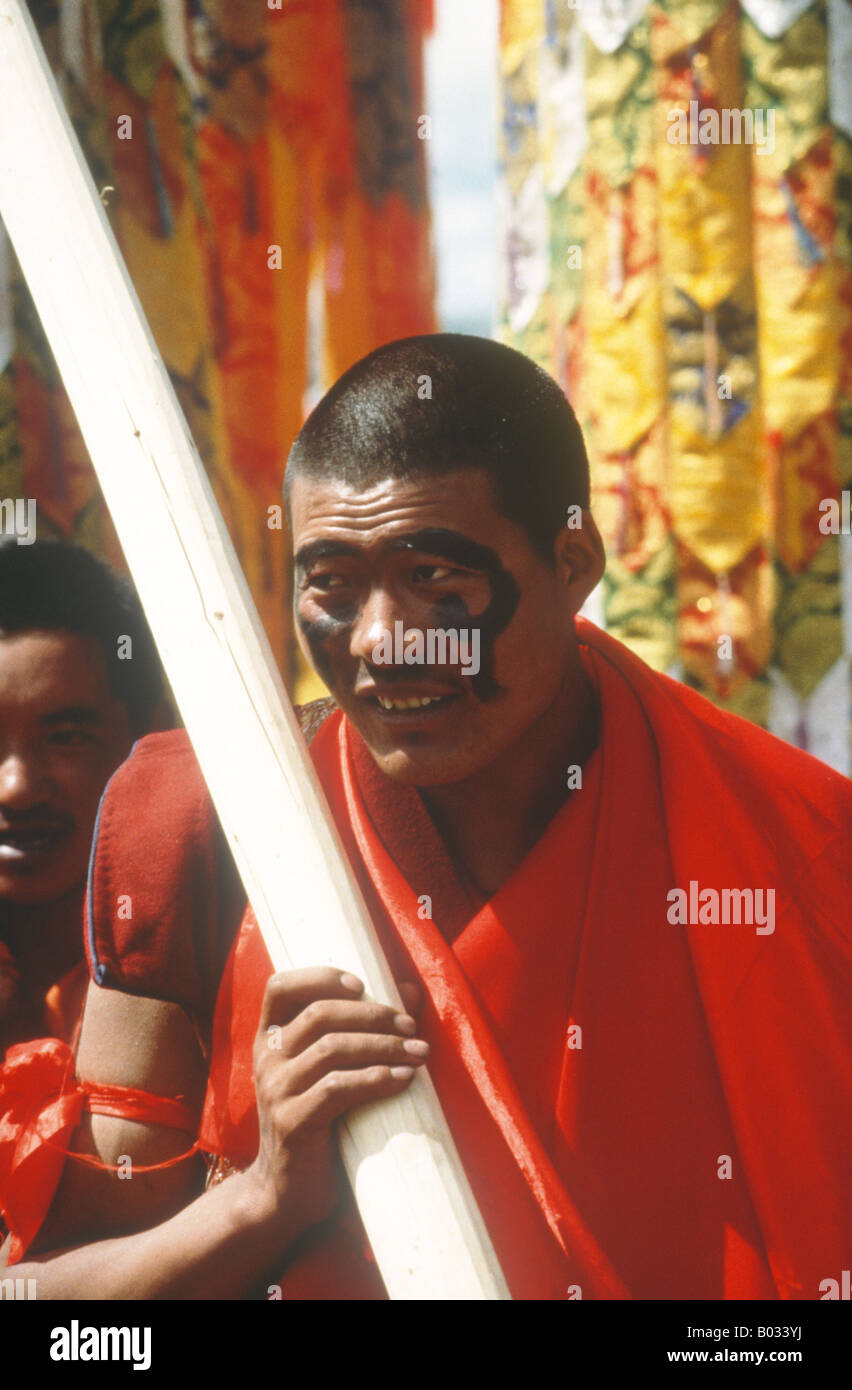 Bon Monk mit traditionell bemalten Gesicht Paraden bei den Lele jährliche Pferdemesse in Nord-Tibet Stockfoto