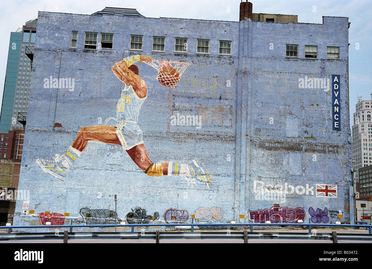 Reebok Wandbild an der Seite eines Gebäudes in Kansas City Missouri gemalt im Jahre 1988 von Ramiro Fauvre für die Final Four 7 7 2004 Stockfoto