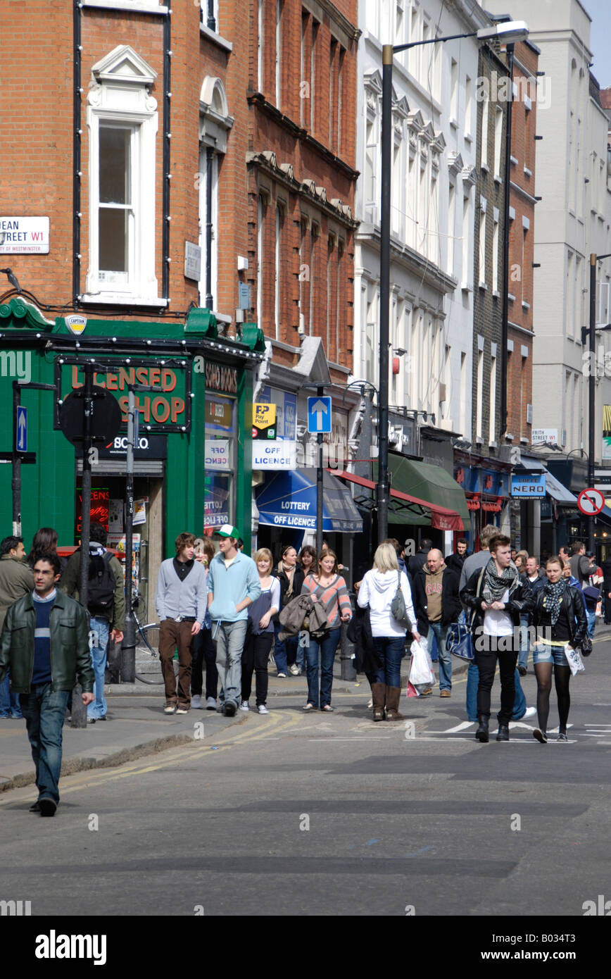 Menschen in der Old Compton Street Soho London Stockfoto