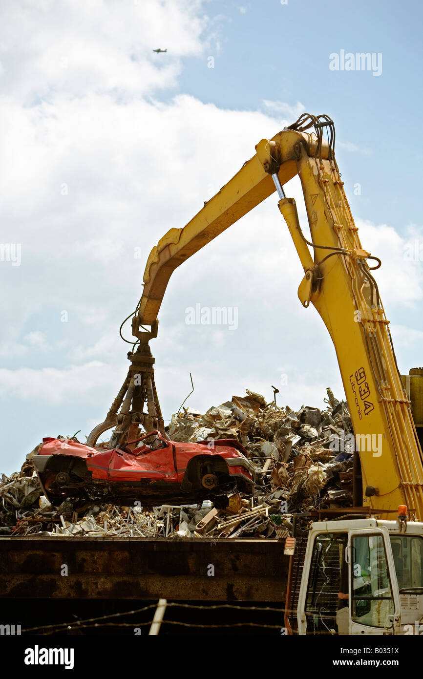 Kran schnappen Sie sich ein Auto auf einem Schrottplatz Metall heben. Stockfoto