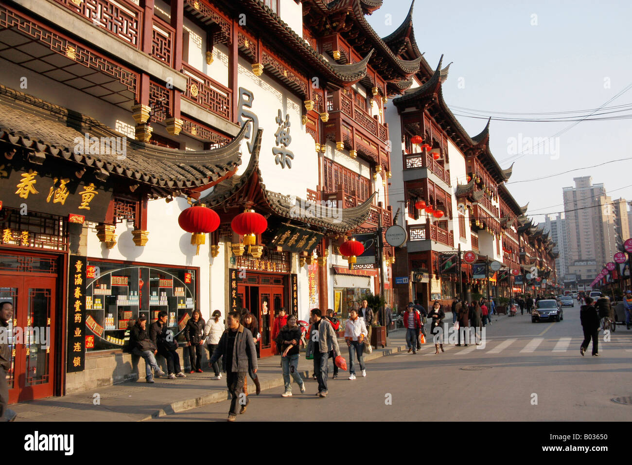 Viel befahrenen touristischen Straße in der Altstadt, Shanghai, China Stockfoto