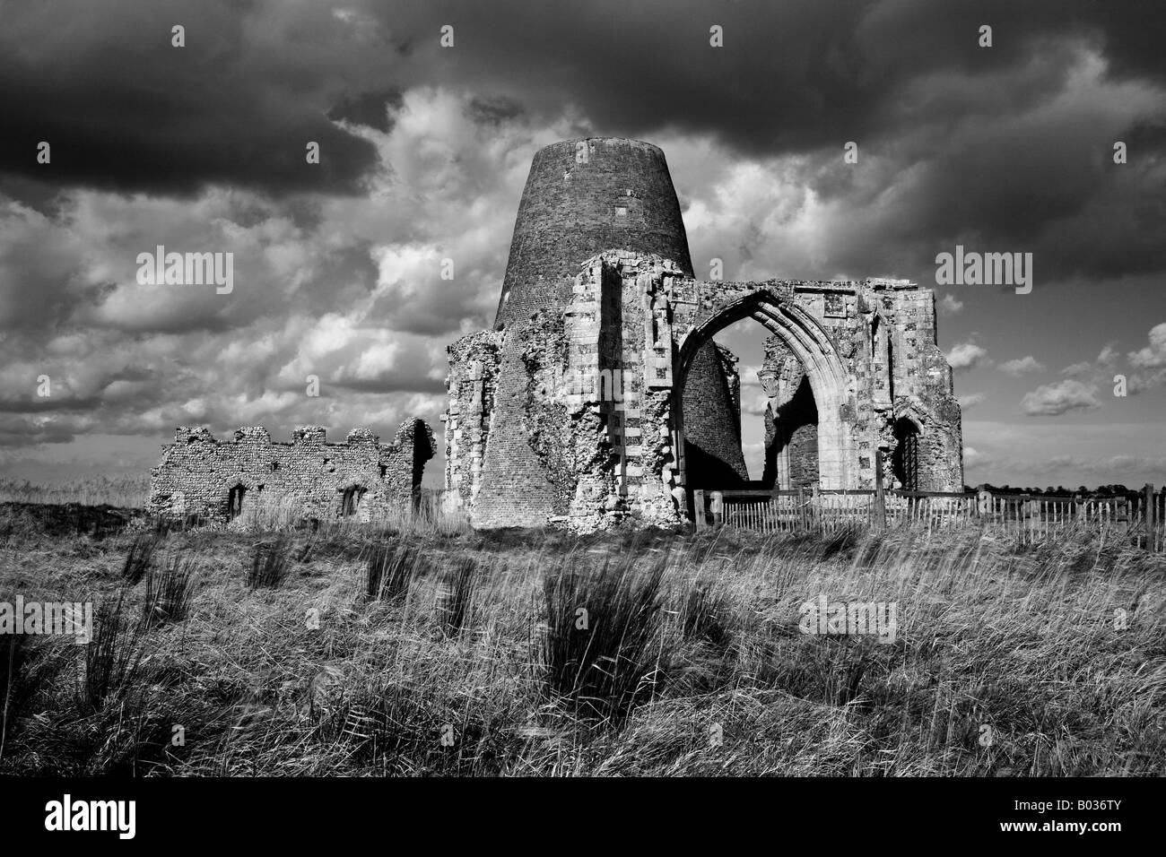 Die Überreste des Torhauses auf dem ehemaligen Gelände der St Benets Abbey auf den Norfolk Broads Stockfoto