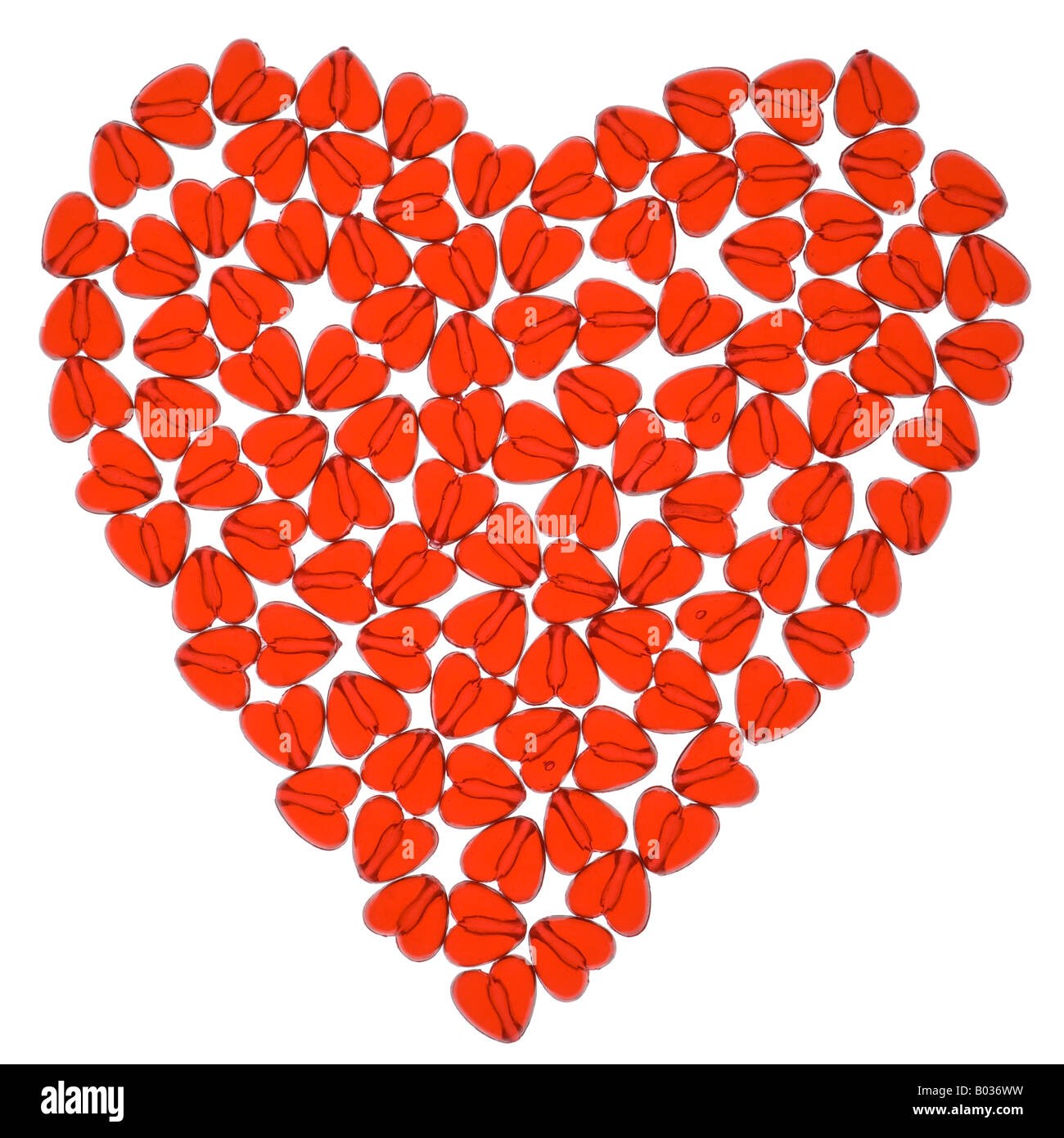 Herzform gemacht von kleinen Herzen (glasig Perlen) - isoliert auf weiss. Stockfoto