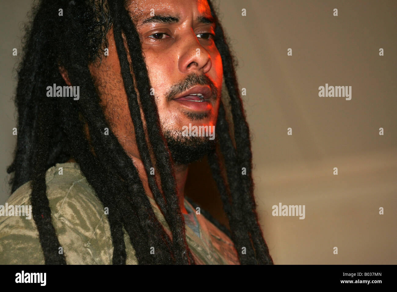 Rastalocken schwarze Sängerin schwitzt unter den Lichtern Stockfoto