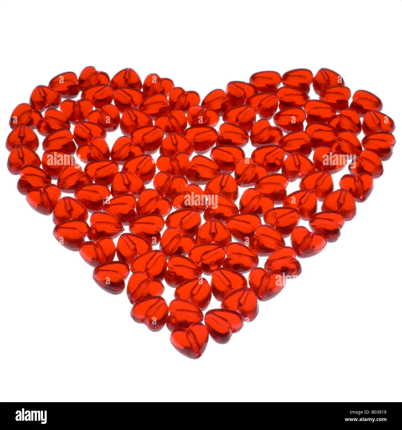 Herzform gemacht von kleinen Herzen - isoliert auf weiße, flache Schärfentiefe. Stockfoto
