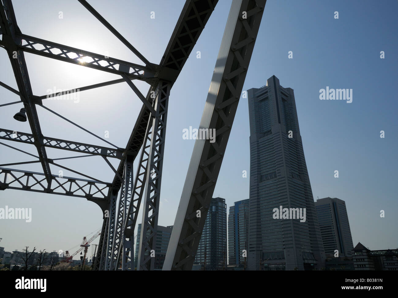 Die Kishamichi promenade Brücke und Yokohama Landmark Tower, Minatomirai JP Stockfoto