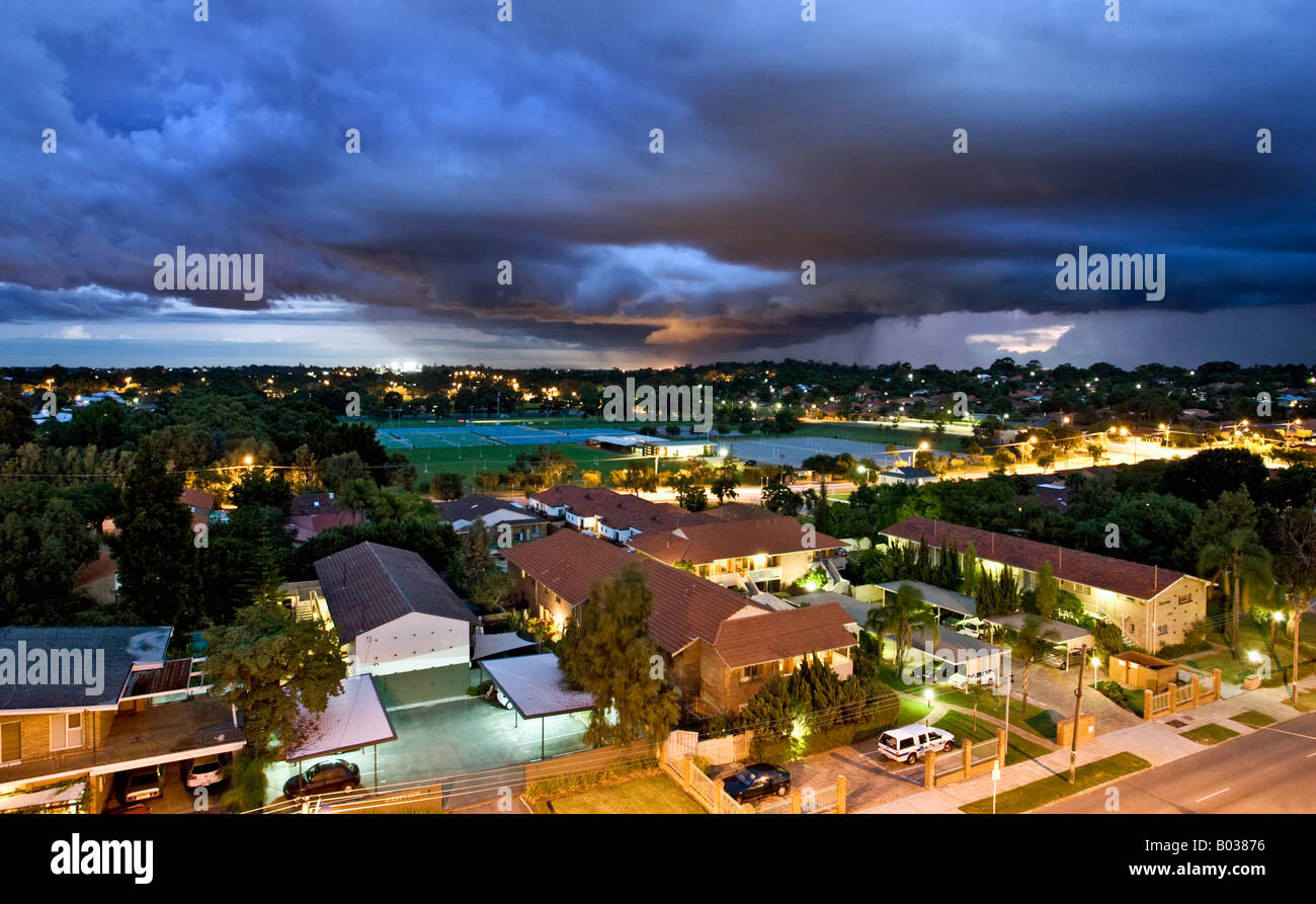 Ein Gewitters Beleuchtung den Himmel während sintflutartigen Regen fällt über Gehäuse im Vorort von Wembley, Perth, Western Australia Stockfoto