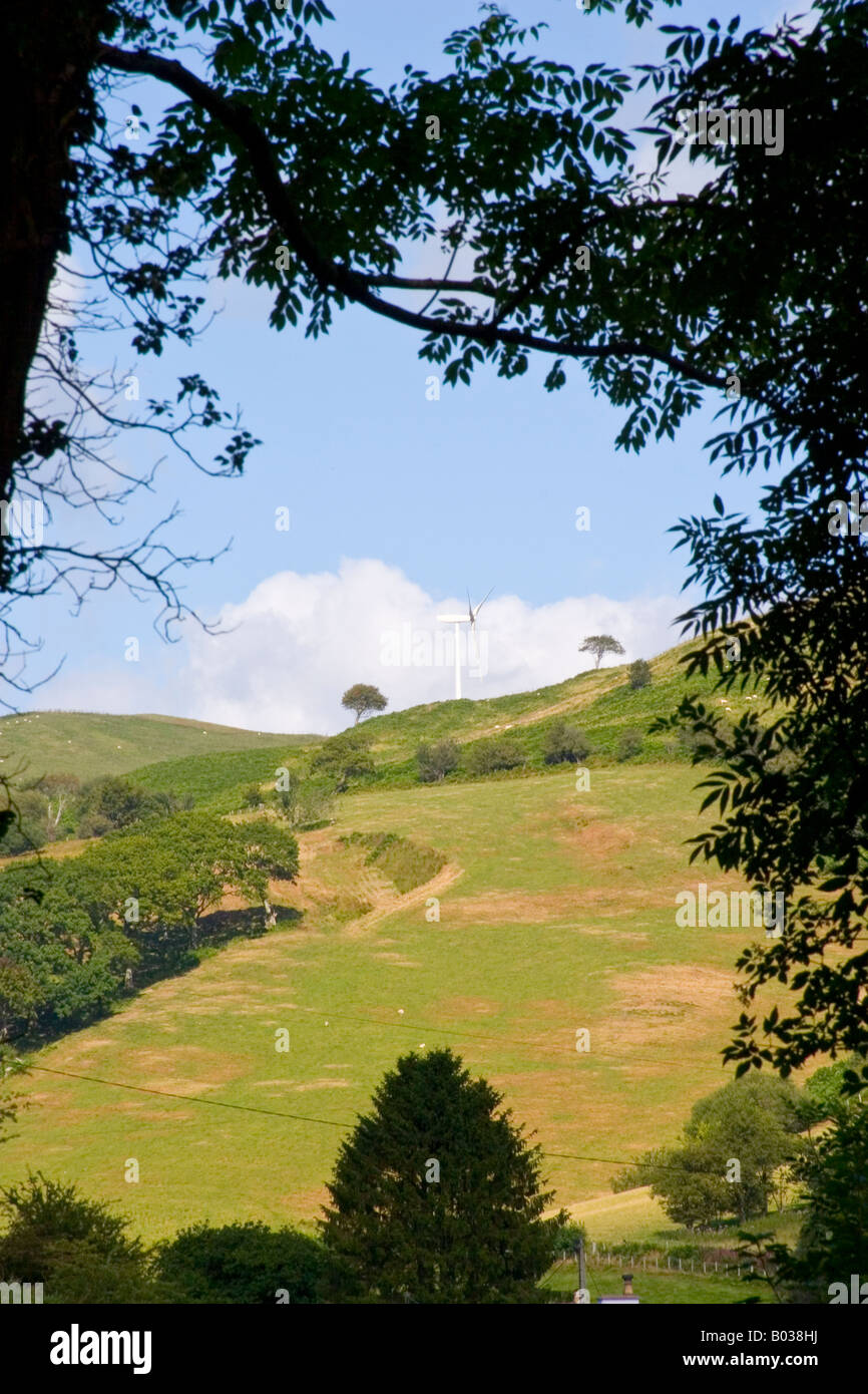 Blick in Richtung Zentrum für Alternative Technologie auf Machynlleth Powys zeigt Windgenerator Stockfoto