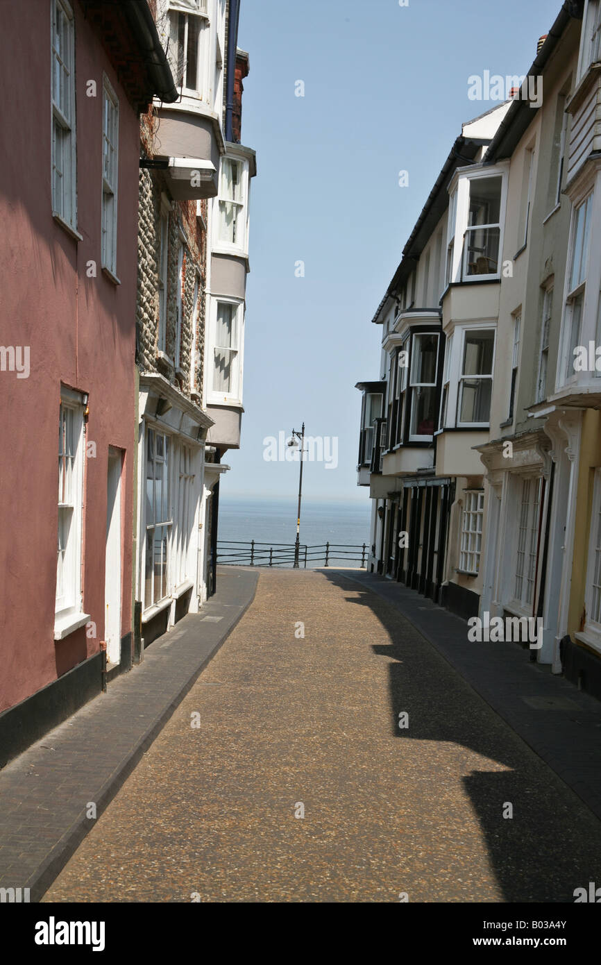Straße mit alten Häusern in Cromer Norfolk England mit Blick auf das Meer Stockfoto