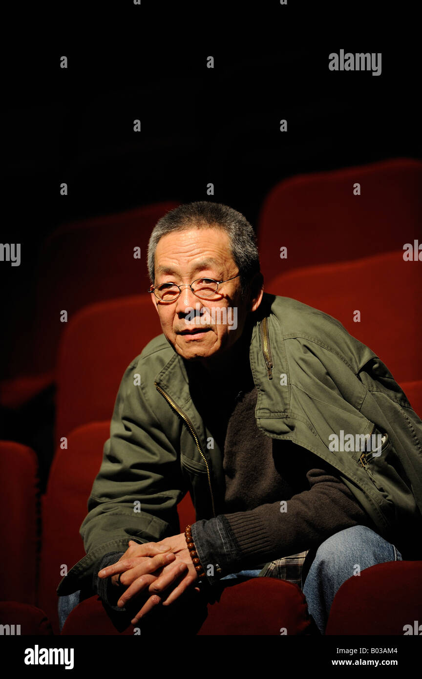 Regisseur Lin Zhaohua von der Beijing People Art Theatre stellt in einem Theater in Peking. 21. April 2008 Stockfoto