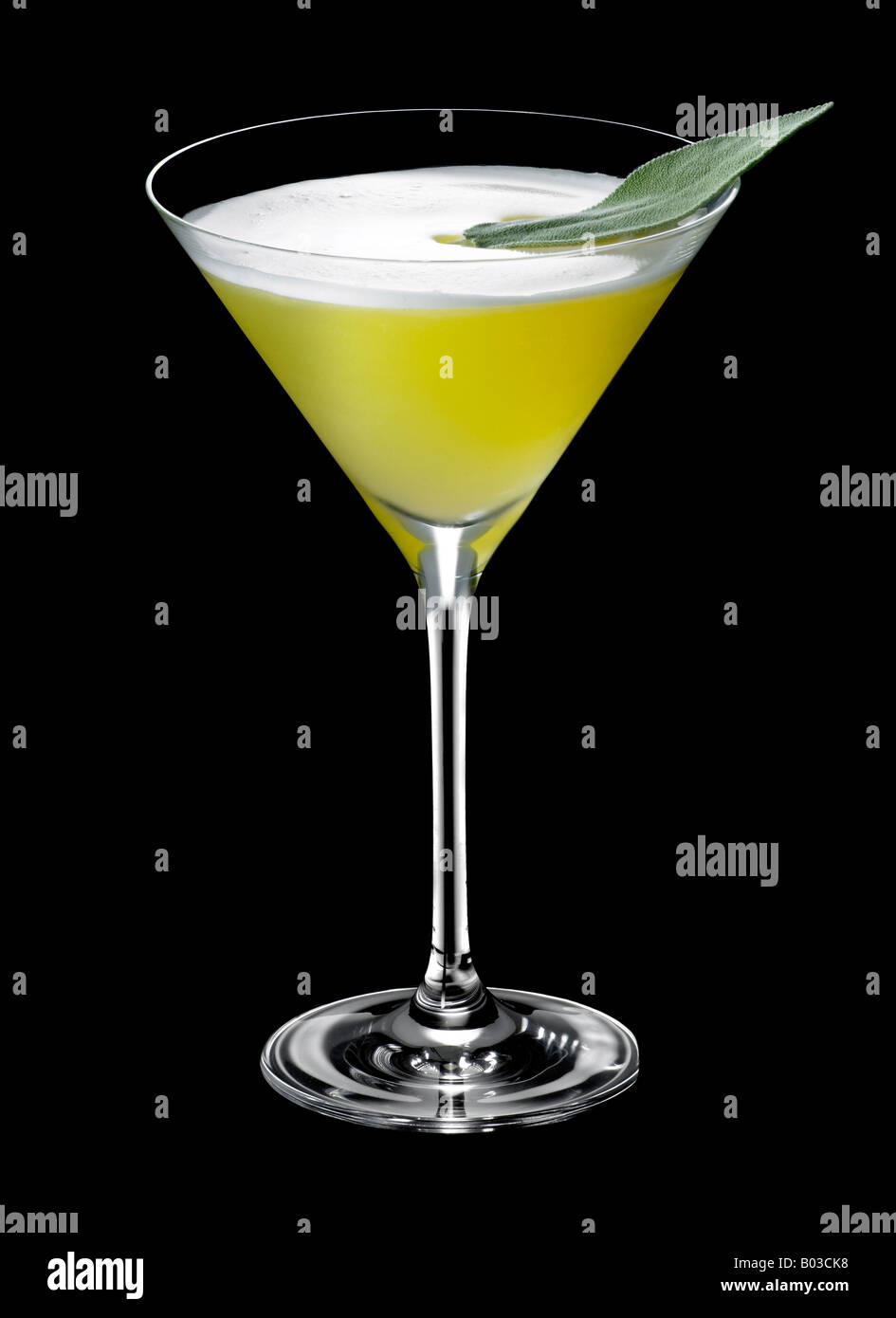 Ananas & Salbei cocktail auf schwarz Stockfoto