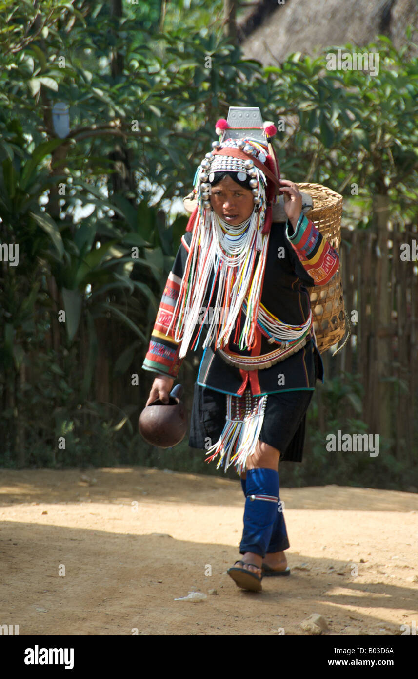 Akha Hügel Stamm Frau mit Korb Provinz Chiang Rai Thailand Stockfoto