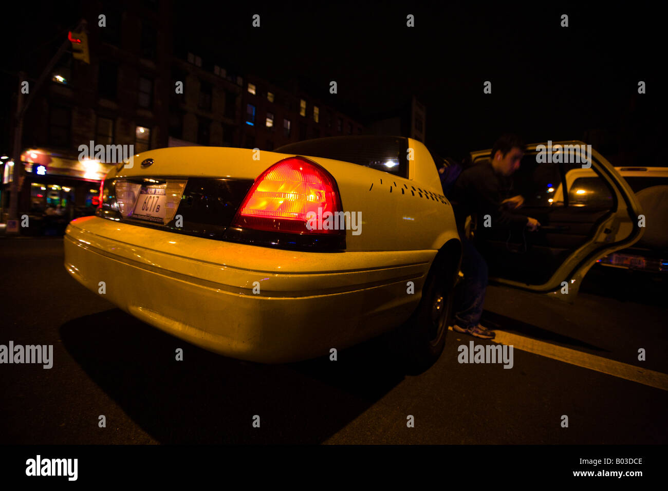 Mann zu Fuß aus NYC Taxi, NY, USA Stockfoto